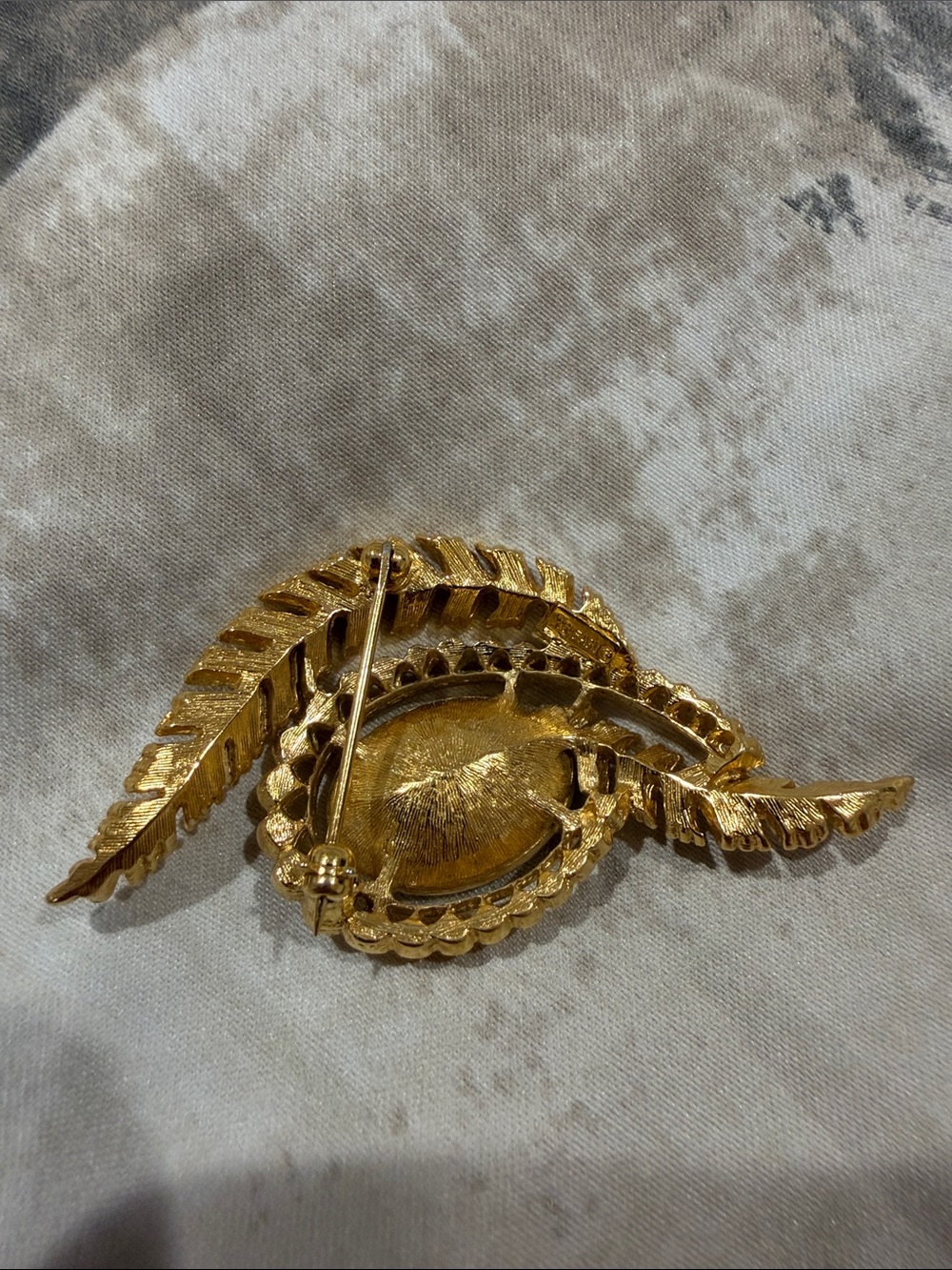 Crown Trifari Vintage Gold-Tone Leaf Brooch with Black Oval Stone - Picture 3 of 5